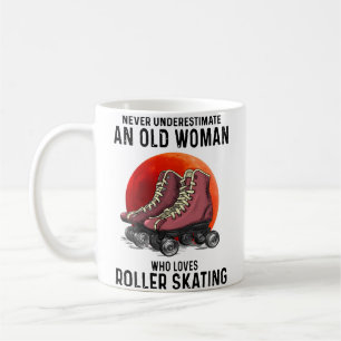 Taza De Café Nunca Subestimes a una Anciana que Ama Roller 