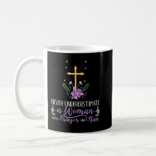 Taza De Café Nunca subestimes a una mujer con una oración y un