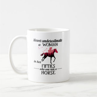 Taza De Café Nunca Subestimes A Una Mujer En Caballo En Cincuen