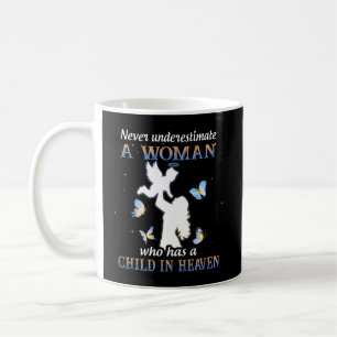 Taza De Café Nunca subestimes a una mujer que tiene un hijo en
