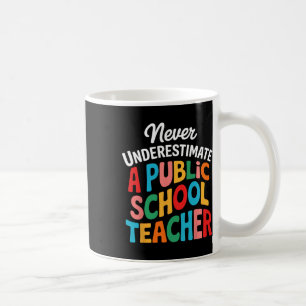 Taza De Café Nunca Subestimes a una Profesora de Escuela Públic