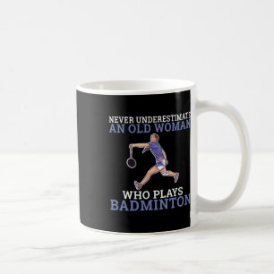 Taza De Café Nunca Subestimes A Una Vieja Que Juega El Dminton