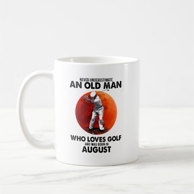 Taza De Café Nunca subestimes al viejo Agosto que ama el golf (Izquierda)