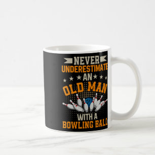 Taza De Café Nunca subestimes el Bowling de los hombres de la v