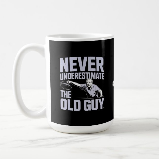 Taza De Café Nunca Subestimes El Viejo Guy Funny Disk Golf (Izquierda)