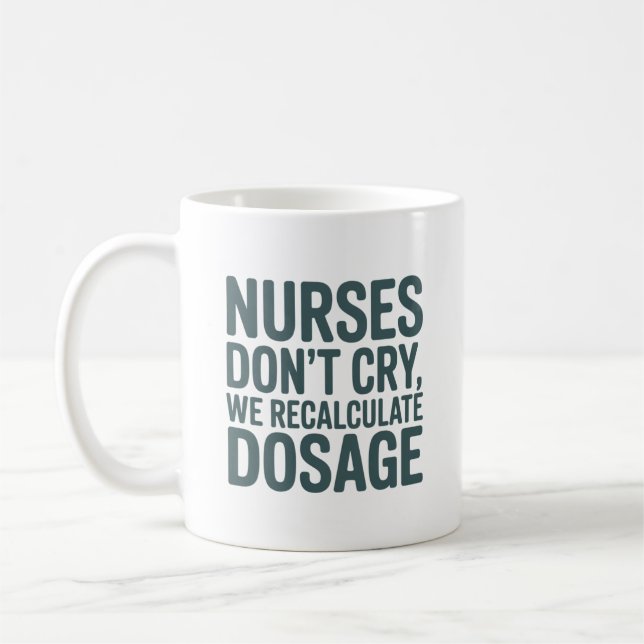Taza De Café Nurses Don’t Cry – We Recalculate Dosage Quote (Izquierda)