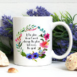 Taza De Café Objetivos Floral de canciones motivacionales Inspi<br><div class="desc">Este diseño moderno incluye una corona floral acuática que rodea el texto "si el plan no funciona,  cambia el plan,  pero nunca el objetivo" en el guión de la caligrafía divertida #inspire #inspirador #motivate #motivación #café #mugs #coffeemugs #don #gifts #floral</div>