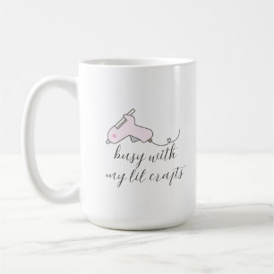 Taza De Café Ocupada Con Mis Pequeños Oficios Diseño De Pistola