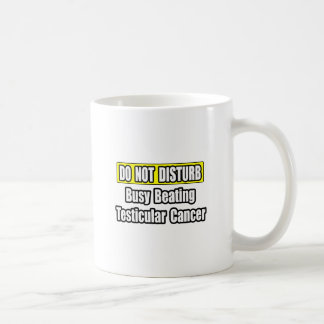 Taza De Café Ocupado golpeando al cáncer testicular