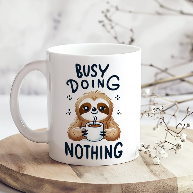 Taza De Café "Ocupado No Haciendo Nada", Divertida Locura Sarcá ("Busy Doing Nothing" Cute Funny Sarcastic Sloth Coffee Mug on a boho kitchen table with tiny flowers)