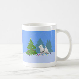 Taza De Café Oeste decorando un árbol de Navidad en el bosque