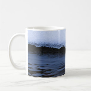 TAZA DE CAFÉ OLAS DE AGUA EN LA ORILLA