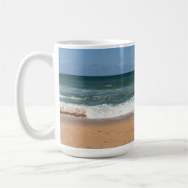 Taza De Café Olas De Playa Caen En La Cordillera