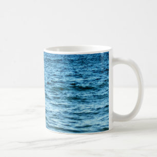 Taza De Café Olas Profundas Azules Contra Cielo Brillante