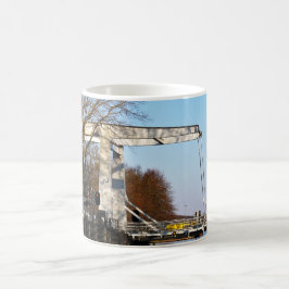 Taza De Café Ophaalbrug over gracht in Nederland.