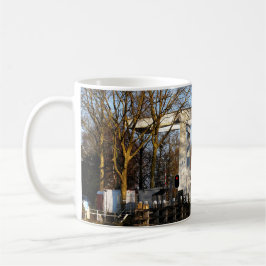 Taza De Café Ophaalbrug over gracht in Nederland.