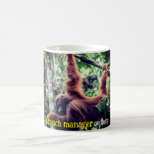 Taza De Café Orangután colgando de un árbol