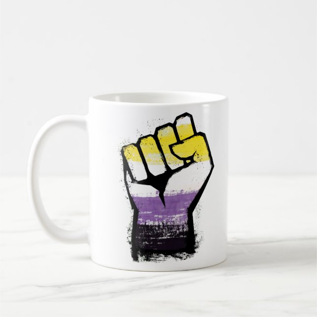 Taza De Café Orgullo No Binario Puño de Protesta (Izquierda)