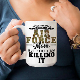 Taza De Café Orgullosa madre de la fuerza aérea que la mató gra