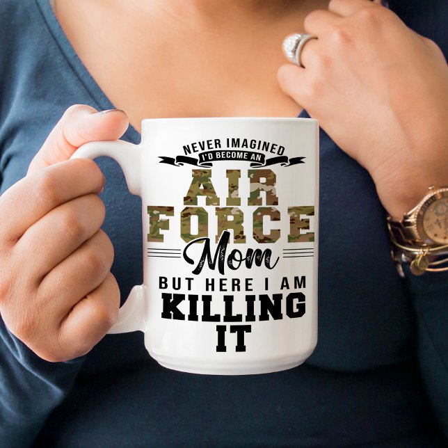 Taza De Café Orgullosa madre de la fuerza aérea que la mató gra (Air Force Mom funny coffee mug gift, 15 oz, never imagined, but here I am killing it, basic training)