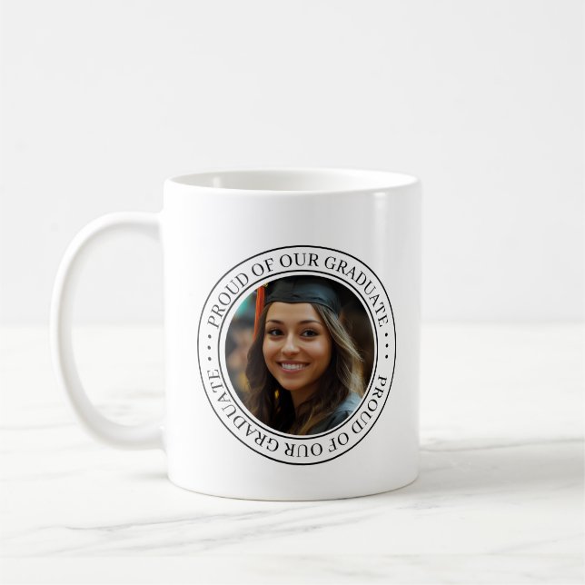 Taza De Café Orgulloso de nuestra foto de personalizado graduad (Izquierda)