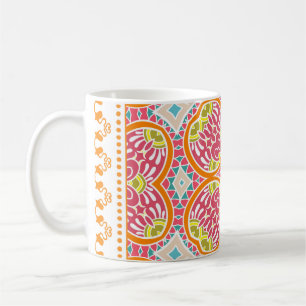 Taza De Café Ornamento colorido decorativo sobre un fondo blanc