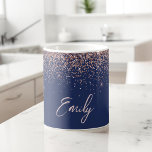 Taza De Café Oro Rosa azul de la marina - Esparkle Purpurina ro<br><div class="desc">Azul marino y oro Rosa - Purpurina de espuma rosada de Rubor Cepilló el nombre Metalizado del Monograma y la copa de café inicial o taza. Esto hace que el dulce perfecto cumpleaños 16, boda, ducha de novia, aniversario, ducha de bebé o fiesta de soltera sea regalo para alguien que...</div>