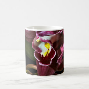 TAZA DE CAFÉ ORQUÍDEA DE BORGOÑA CON UN FONDO NEGRO