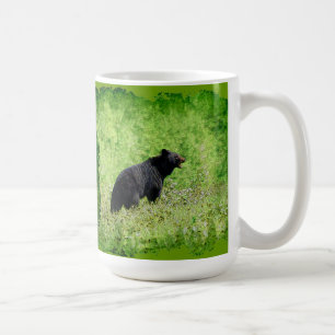 Taza De Café Oso Negro caminando en arte de hierba