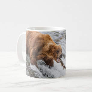 Taza De Café Oso pardo atrapa salmón rojo