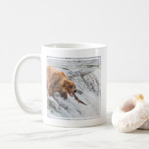 Taza De Café Oso pardo atrapa salmón rojo