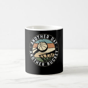 Taza De Café Otro día más balde   Diseño de baloncesto
