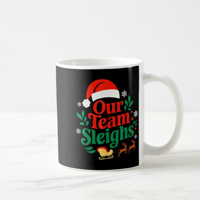 Taza De Café Our Team Sleighs Christmas Reindeers Santa's Worke (Derecha)