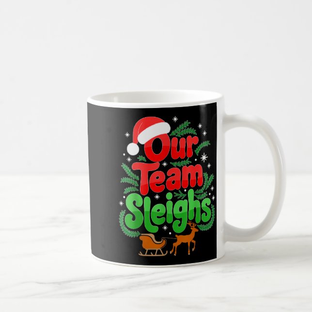 Taza De Café Our Team Sleighs Christmas Reindeers Santa's Worke (Derecha)