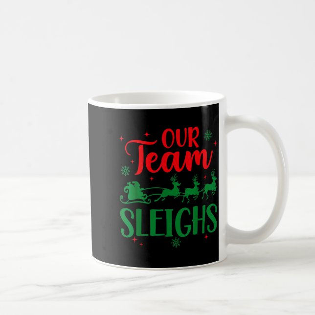 Taza De Café Our Team Sleighs Christmas Santa Reindeers Office  (Derecha)