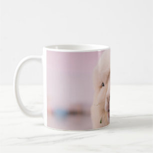 TAZA DE CAFÉ OVEJA BLANCA EN FOTOGRAFÍA CERRADA