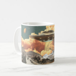 Taza De Café OVNI Surrealista Sobre Lago de Montaña con Planeta