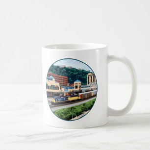Taza De Café PA de Pittsburgh - Tren que va por el cuadrado de