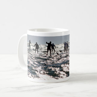 Taza De Café Paddleboarders en el mar chispeante