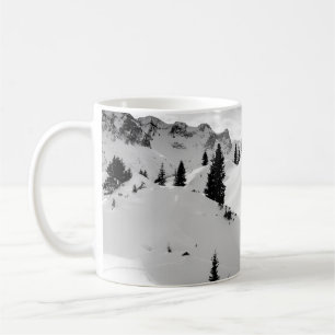 Taza De Café Paisaje alpino: Montañas nevadas de árboles frutal