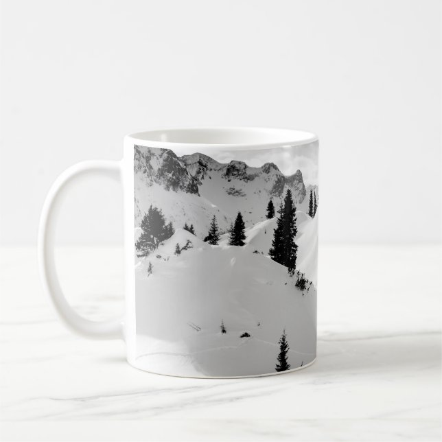 Taza De Café Paisaje alpino: Montañas nevadas de árboles frutal (Izquierda)