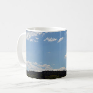 Taza De Café Paisaje con colinas verdes, árboles y nubes