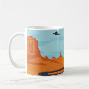 Taza De Café  paisaje con valle desierto, montañas, w oscuro