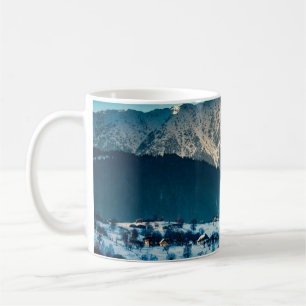 Taza De Café Paisaje invernal en la montaña de los Cárpatos. Br