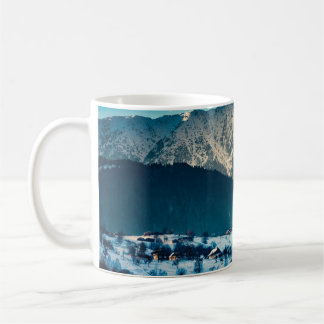 Taza De Café Paisaje invernal en la montaña de los Cárpatos. Br