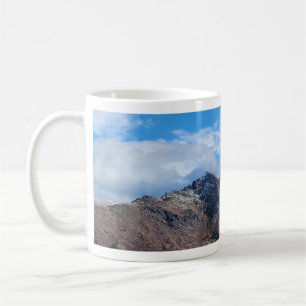 Taza De Café Paisaje montañoso nítido con cielo azul