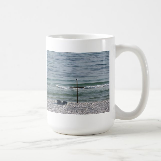 Taza De Café Pájaro en cruz de madera por el océano (Derecha)