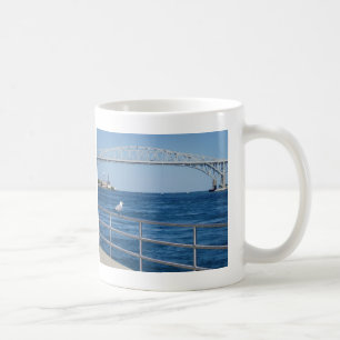 Taza De Café Pájaro en el puente del agua azul