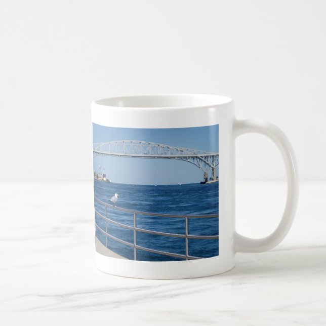 Taza De Café Pájaro en el puente del agua azul (Derecha)