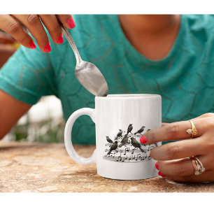 Taza De Café pájaros negros sentados en una composición musical